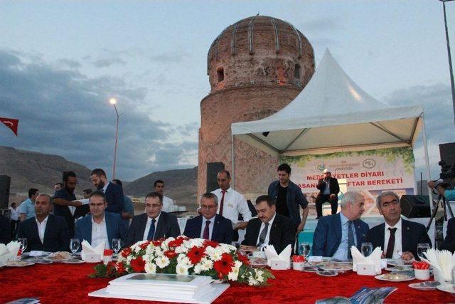 Bakan Eroğlu, Zeynel Bey T&uuml;rbesi&rsquo;nde İftarını A&ccedil;tı 1