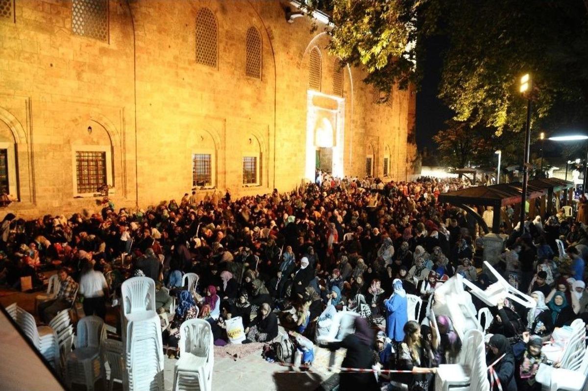 Kadir Gecesi&rsquo;nde Bursalılar Ulu Cami&rsquo;yi Doldurdu