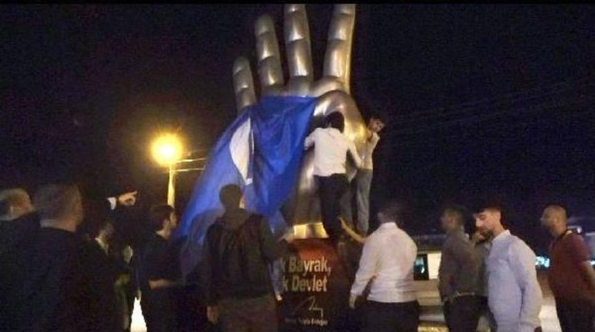 D&uuml;zce'de Kavşağa 'rabia' Heykeli (2)