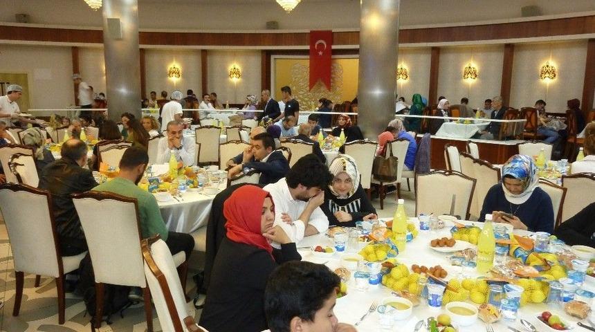 Kalkınma Bakanı Elvan, &Uuml;mraniye&rsquo;de Mersinlilerle İftar Sofrasında Bir Araya Geldi