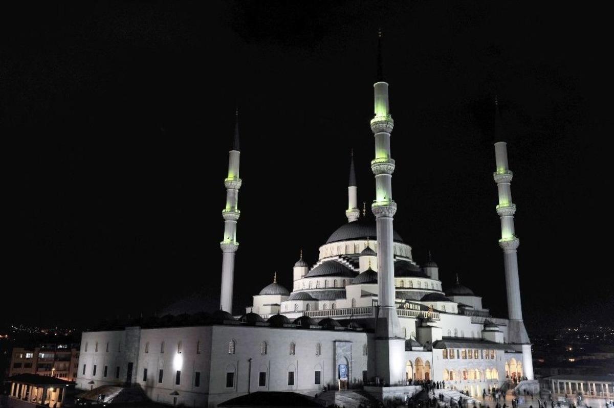 Başkent&rsquo;te Kadir Gecesi&rsquo;nde Camiler Doldu Taştı