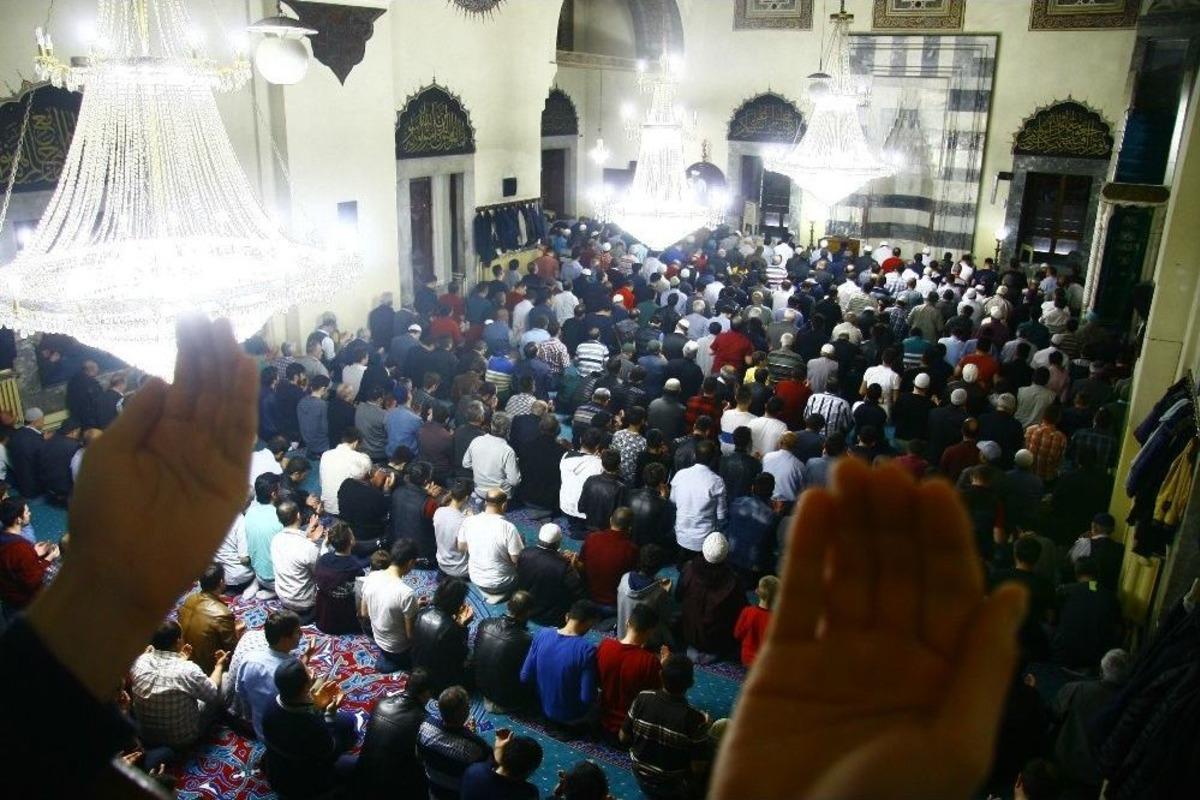 Afyonkarahisar&rsquo;da, Kadir Gecesi Huşu İ&ccedil;erisinde Ge&ccedil;ti