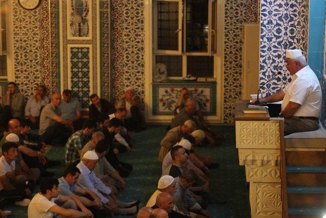 Kadir Gecesinde Camiler Doldu Taştı. 1