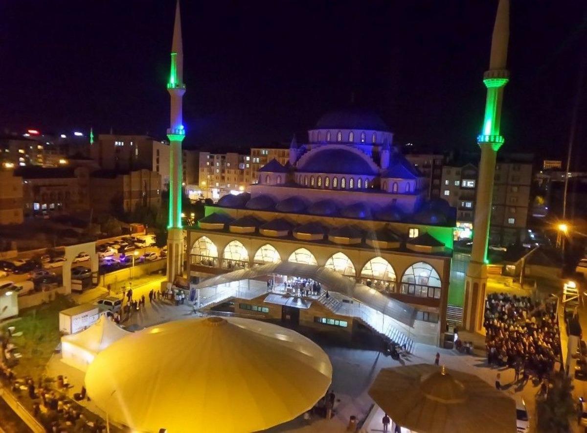 Van&rsquo;da Kadir Gecesi Coşkusu