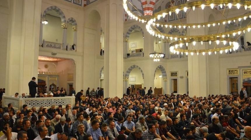 Kırıkkale&rsquo;de Kadir Gecesi&rsquo;nde Camiler Doldu Taştı