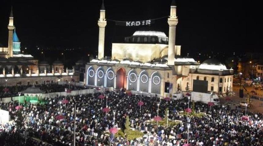 Mevlana Meydanı'nda, Binlerce Kişi Ellerini Semaya A&ccedil;tı