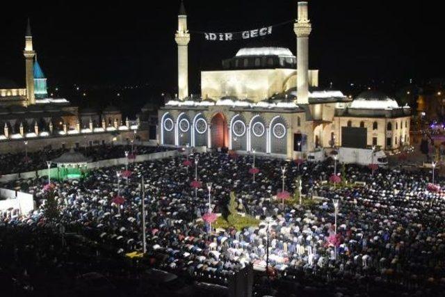 Mevlana Meydanı'nda, Binlerce Kişi Ellerini Semaya Açtı