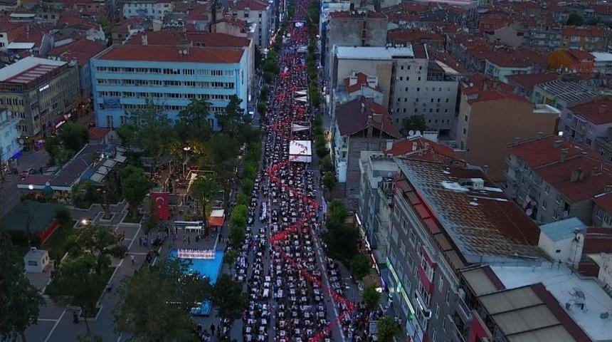 Gelenek Bozulmadı, T&uuml;rkiye&rsquo;nin En B&uuml;y&uuml;k İftar Sofrası Uşak&rsquo;ta Kuruldu