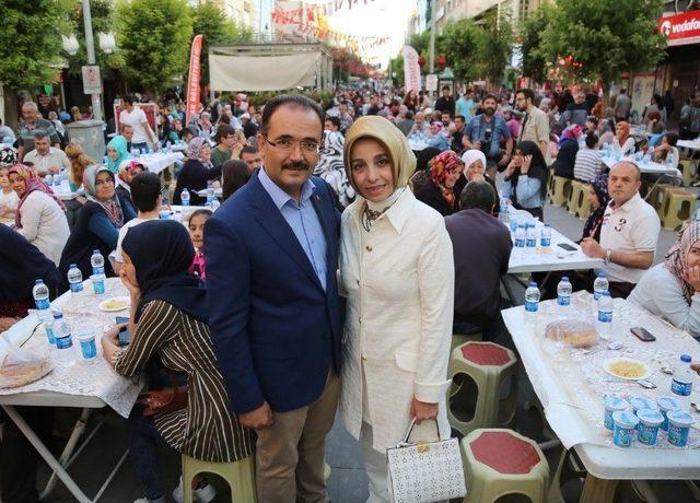 Gelenek Bozulmadı, Türkiye’nin En Büyük İftar Sofrası Uşak’ta Kuruldu