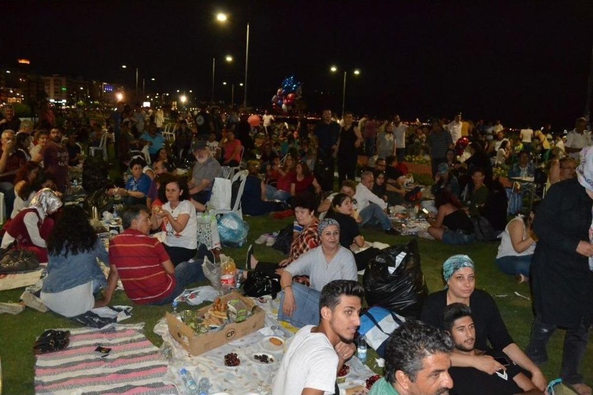 İzmirliler Hoşg&ouml;r&uuml; Sofrasında Bir Araya Geldi