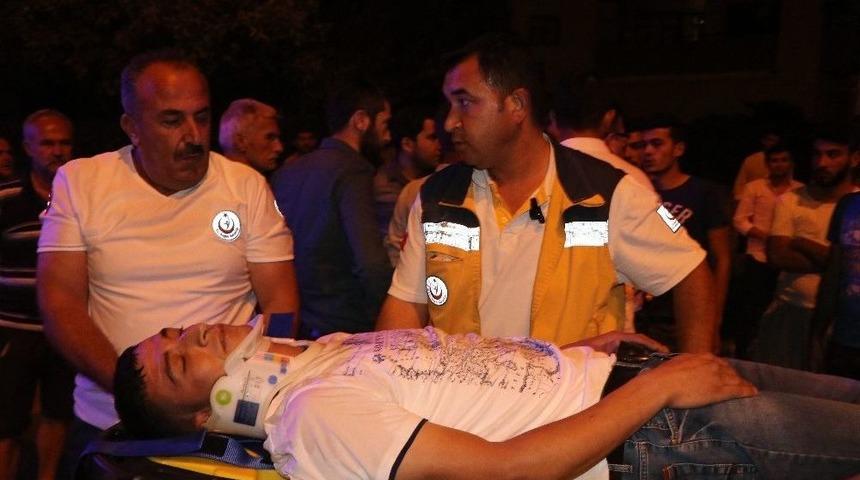 Hız Sınırın &Uuml;st&uuml;nde Giden Otomobil Durabilmek İ&ccedil;in Park Halindeki Araca &Ccedil;arptı: 1 Yaralı