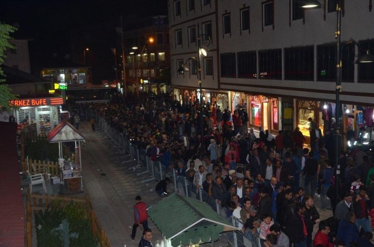 Ağrı&rsquo;da Vatandaşlar Merkez Camisine Akın Etti