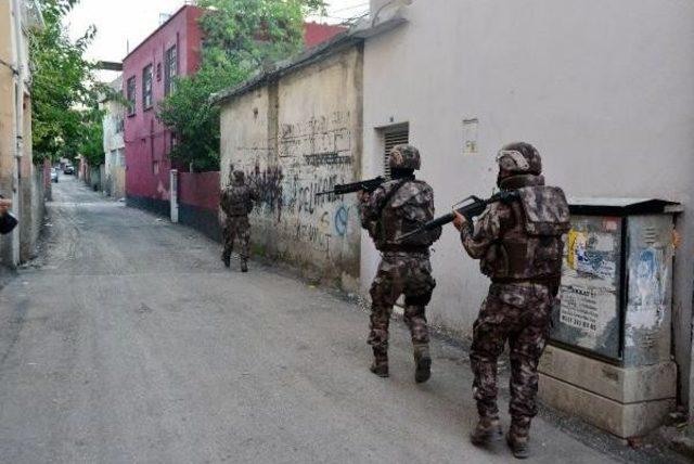 Adana da Deaş ın H&uuml;cre Evine Baskın: 7 G&ouml;zaltı 2