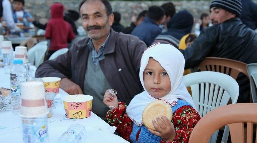 Kardeşlik Sofrası Kızılca K&ouml;y&uuml;nde Kuruldu