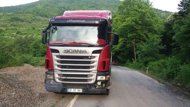 Kastamonu&rsquo;da Tır İle Otomobil &Ccedil;arpıştı 1