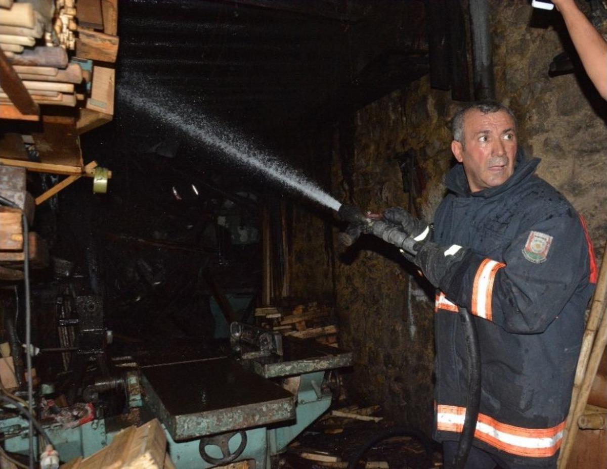 Siverek&rsquo;te Marangoz At&ouml;lyesinde Yangın