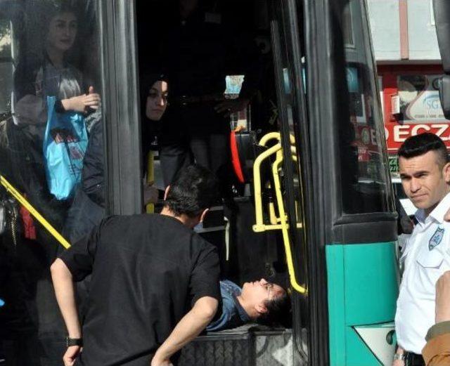 Halk Otobüsü Şoförü, Ani Fren Yapınca Düşüp Yaralanan Liseli Kızı Hemen Hastaneye Götürdü 1