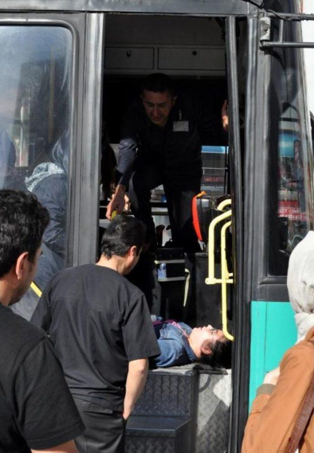 Halk Otobüsü Şoförü, Ani Fren Yapınca Düşüp Yaralanan Liseli Kızı Hemen Hastaneye Götürdü 2