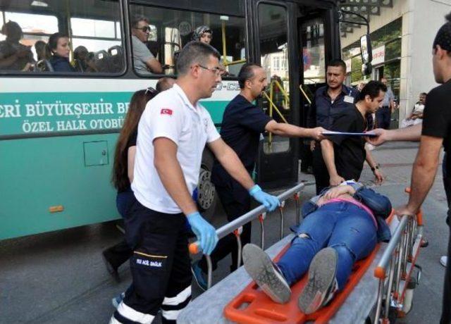 Halk Otobüsü Şoförü, Ani Fren Yapınca Düşüp Yaralanan Liseli Kızı Hemen Hastaneye Götürdü