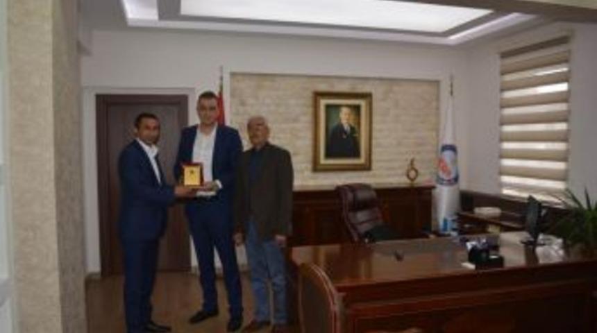 Kaymakam Akbulut Tepek&ouml;y Dernek Başkanı Aslanhan&rsquo;a Teşekk&uuml;r Plaketi Verdi