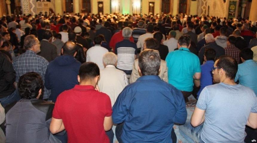 Kadir Gecesi&rsquo;nde Camiler Doldu Taştı