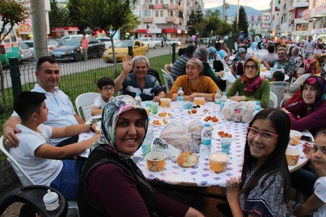 Kumluca’da 10 Bin Kişilik İftar Sofrası Kuruldu