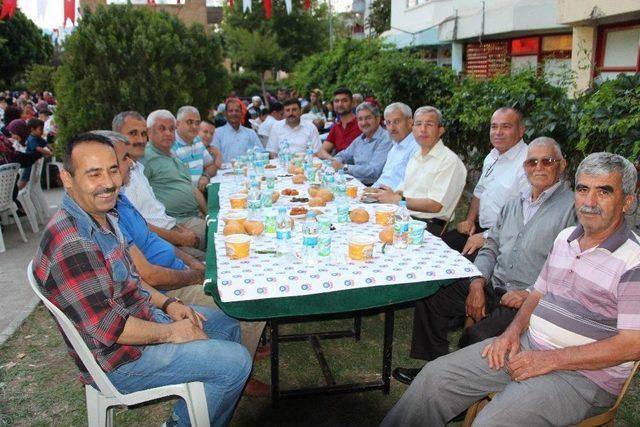 Kumluca’da 10 Bin Kişilik İftar Sofrası Kuruldu