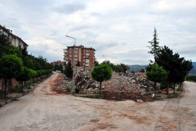 Tokat'ta 7 Katlı Apartmanın Sakinleri Binalarının Yıkılmasını Istedi