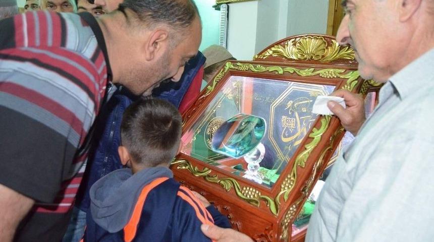 Sakal-ı Şerif&rsquo;e Dokunmak İ&ccedil;in Sıraya Girdiler