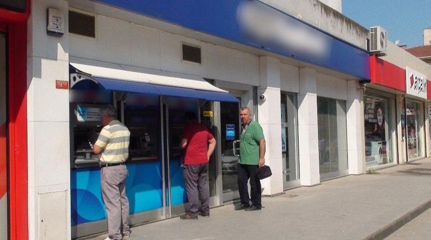 G&uuml;venlik G&ouml;revlisinin Boğazına Silah Dayayıp Bankayı Soydu