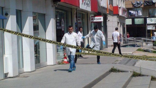 G&uuml;venlik G&ouml;revlisinin Boğazına Silah Dayayıp Bankayı Soydu 1