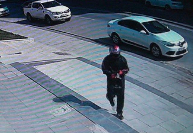 G&uuml;venlik G&ouml;revlisinin Boğazına Silah Dayayıp Bankayı Soydu 2