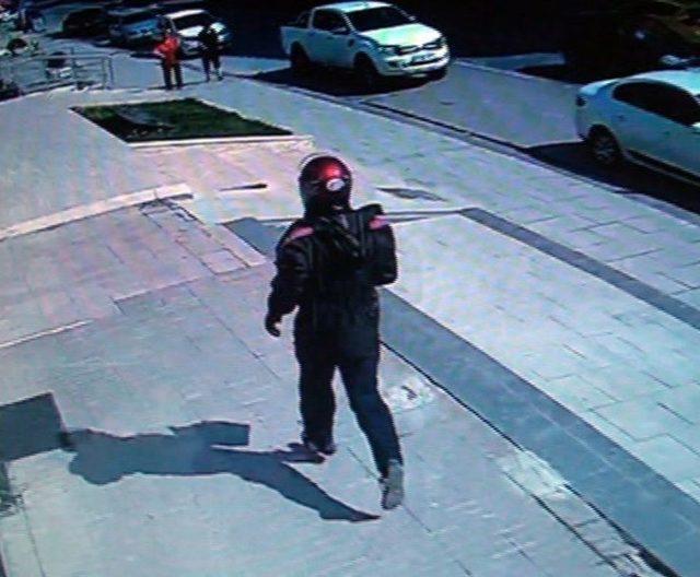 G&uuml;venlik G&ouml;revlisinin Boğazına Silah Dayayıp Bankayı Soydu 3