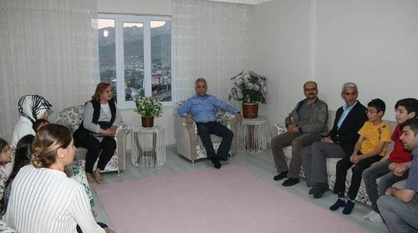 Vali Toprak, Atış Ailesinin Evine Konuk Oldu