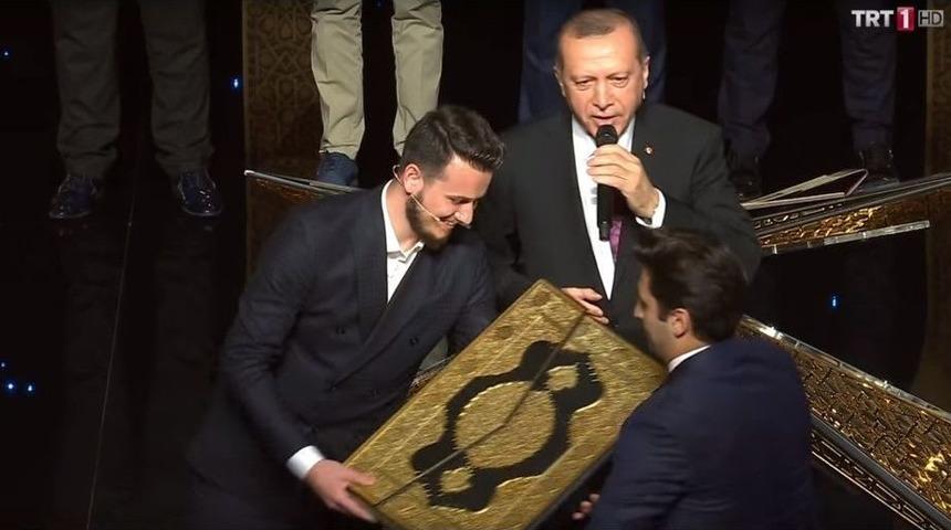 Bursalı Hafız Yarışmada 3. Oldu, &Ouml;d&uuml;l&uuml;n&uuml; Cumhurbaşkanı&rsquo;ndan Aldı