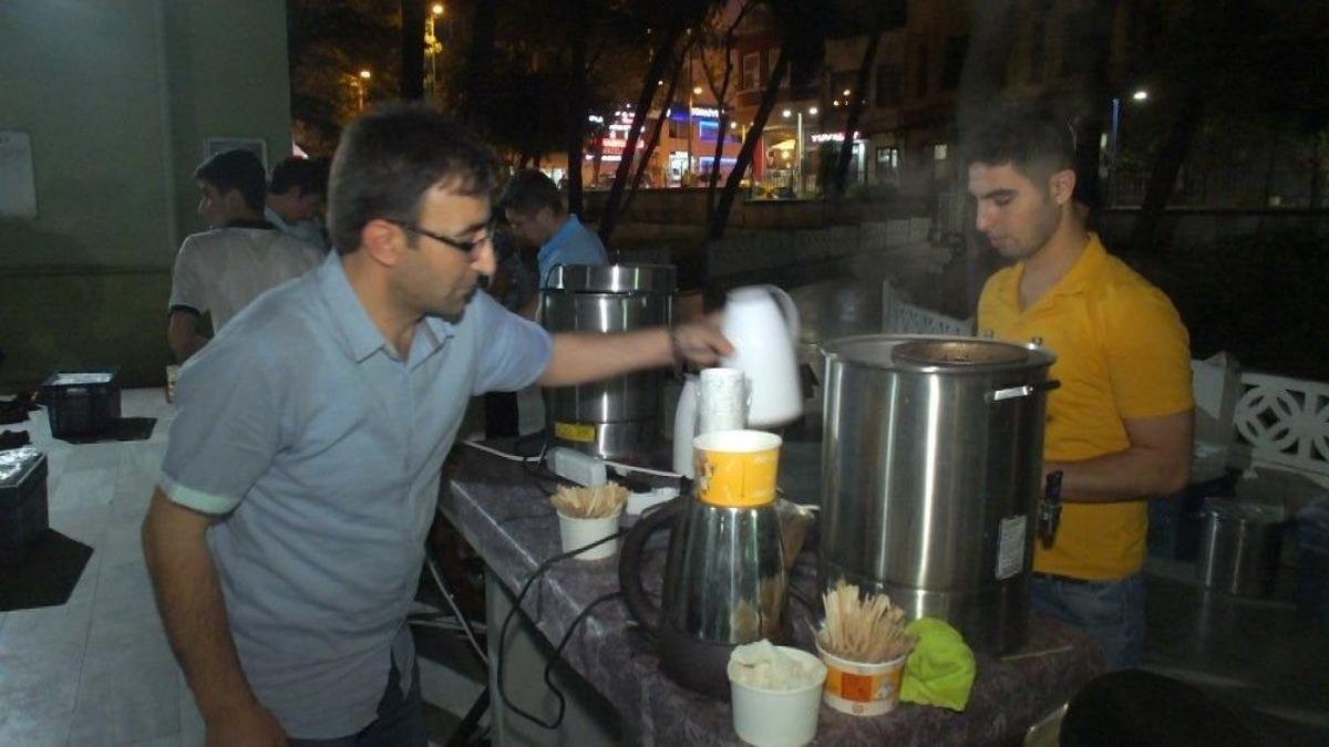 Medine Sofraları Her Gece Y&uuml;zlerce Kişiyi Ağırlıyor