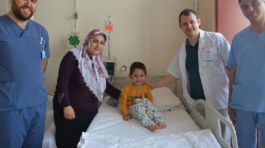 3 Yaşındaki &Ouml;mer Ameliyatla B&ouml;brek Taşından Kurtuldu
