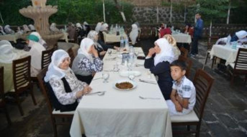 B&uuml;y&uuml;kşehir Belediyesi Yaşlıları İftarda Bir Araya Getirdi