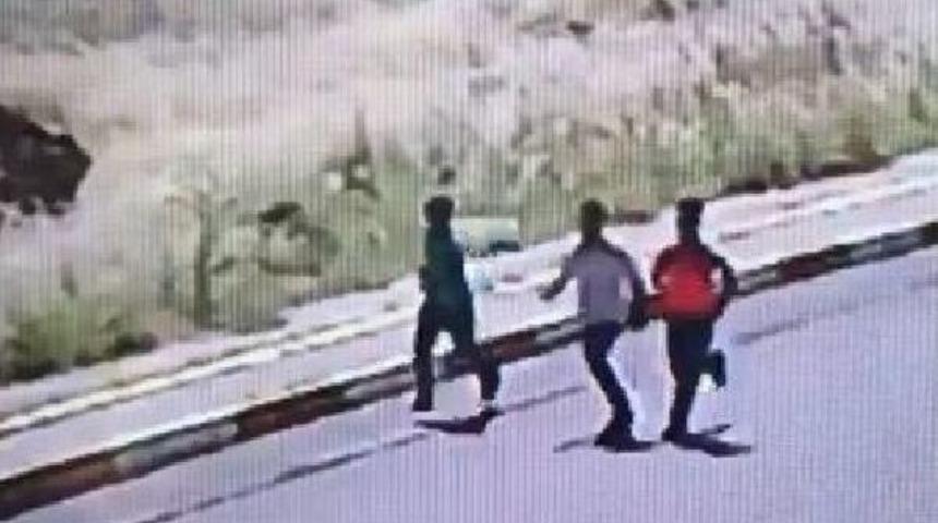 Elektro Şoklu Gasp &Ccedil;etesinin Altından &Ccedil;ocuklar &Ccedil;ıktı