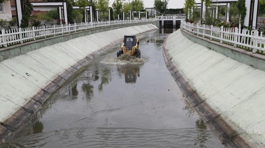 G&ouml;lbaşı&rsquo;nda Su Kanalları Rutin Olarak Olarak Temizleniyor