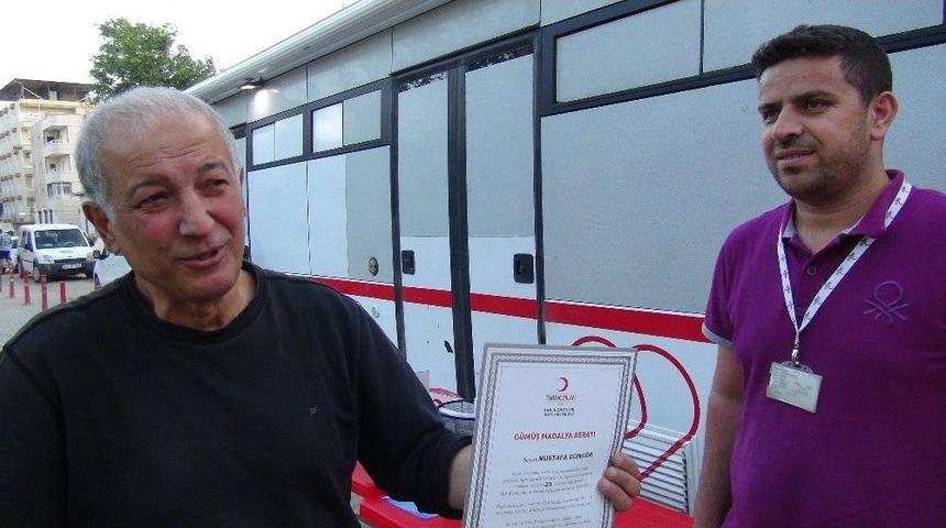 25 &Uuml;nite Kan Veren Vatandaş Madalya İle &Ouml;d&uuml;llendirildi