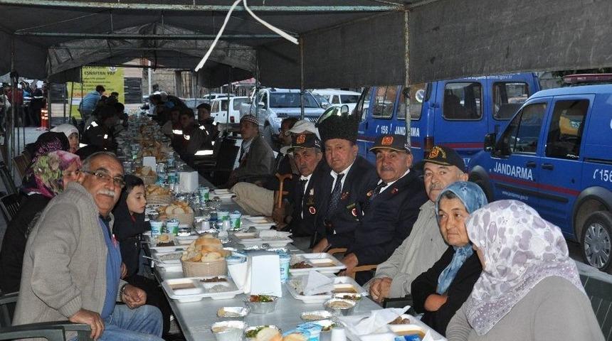 Sarıveliler Halkı Belediyenin İftarında Biraraya Geldi