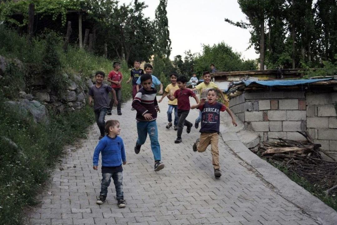 (&ouml;zel Haber) Ezan Sesine Hasret K&ouml;yl&uuml;n&uuml;n İmdadına &Ccedil;ocuklar Yetişti