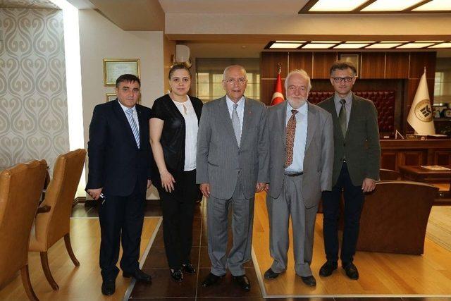 Gazi Üniversitesi Tıp Fakültesi’nden Başkan Yaşar’a Teşekkür Plaketi