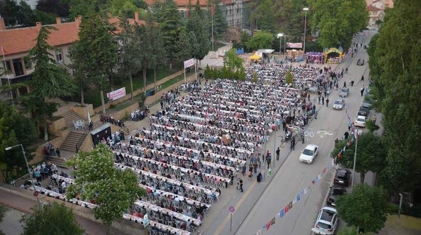 Cumhuriyet Mahallesi&rsquo;nde Binlerce Kişi Hep Birlikte Oru&ccedil; A&ccedil;tı