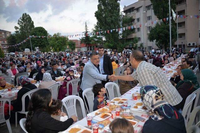 Cumhuriyet Mahallesi’nde Binlerce Kişi Hep Birlikte Oruç Açtı