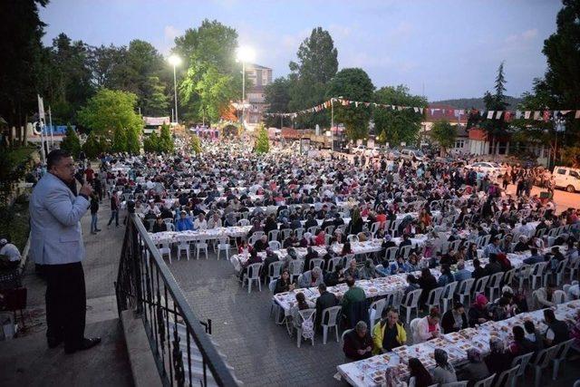 Cumhuriyet Mahallesi’nde Binlerce Kişi Hep Birlikte Oruç Açtı