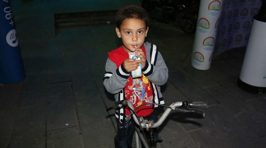 Erzincan&rsquo;da Kadir Gecesinde S&uuml;t Dağıtımı Yapıldı