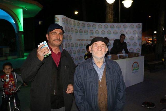 Erzincan&rsquo;da Kadir Gecesinde S&uuml;t Dağıtımı Yapıldı 1