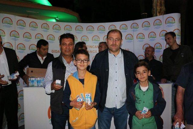 Erzincan&rsquo;da Kadir Gecesinde S&uuml;t Dağıtımı Yapıldı 2